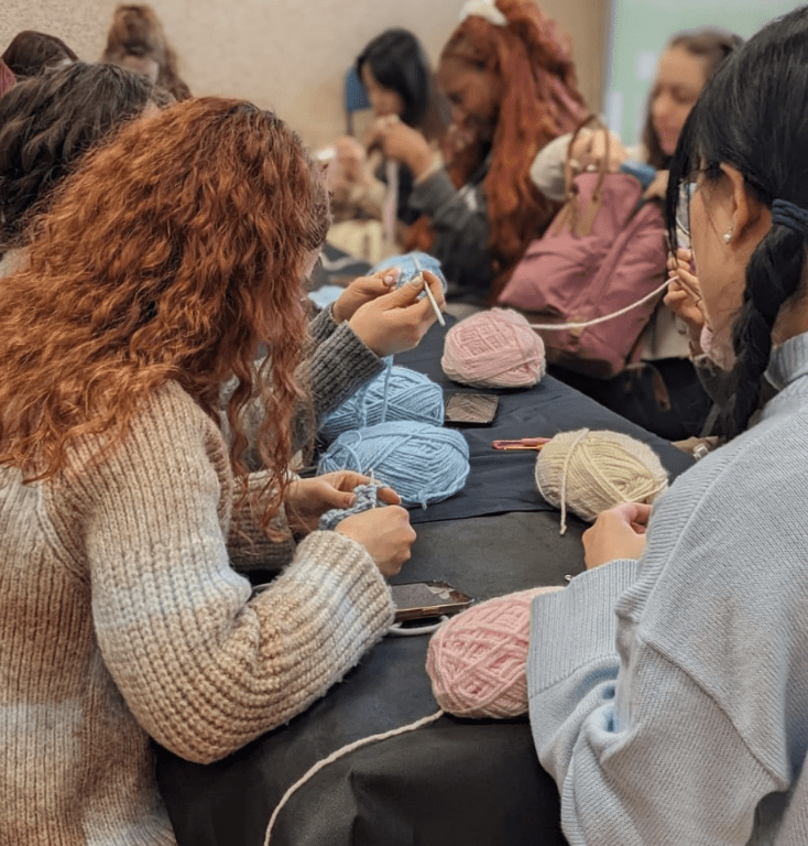 🧶 Taller de ganxet a la UAB: un espai per crear, compartir i&nbsp;desconnectar